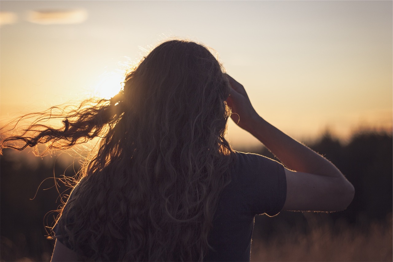 Wie Sie Ihre Haare Mit Einem Lockenstab Locken Können – Frischeinfo